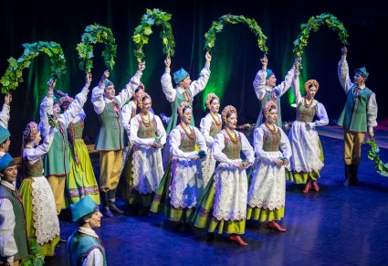 Artyści w kostiumach lubuskich podczas układu na scenie