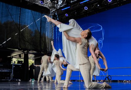 Pary Artystów w kostiumach współczesnych podczas wykonywania choreografii tanecznej