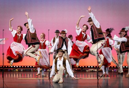 Grupa Artystów Baletu w kostiumach jurgowskich podczas wykonywania energicznej, choreografii tanecznej