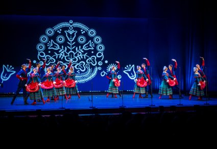 Grupa tancerzy w kostiumach kujawskich na scenie