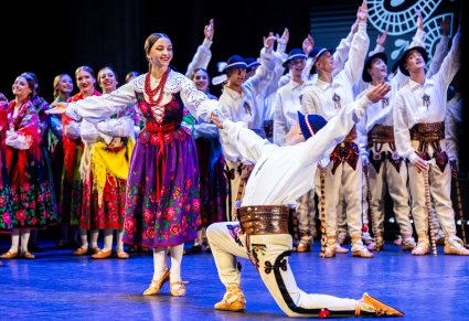 Zbliżenie na parę taneczną w kostiumach podhalańskich