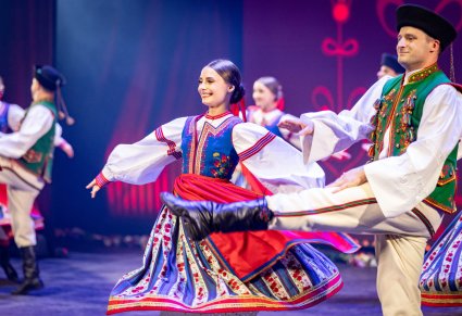 Zbliżenie na parę taneczną w kostiumach spiskich w figurze tanecznej