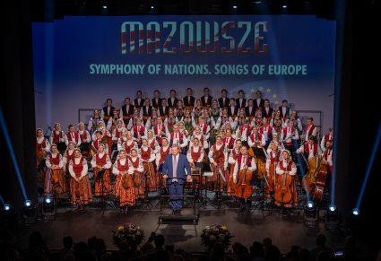 Chór, orkiestra i dyrygent podczas ukłonów