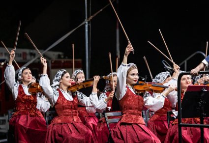 Część orkiestry - skrzypaczki w kostiumach wilanowskich, z zaakcentowanymi, podniesionymi smyczkami, na zakończenie utworu