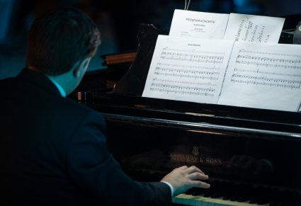 Widoczny akompaniator, instrument i nuty