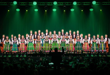 Chór, orkiestra i dyrygent podczas koncertu