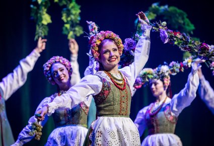 Zbliżenie na tancerkę w kostiumie lubuskim