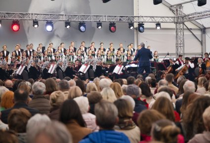 Scena pokazana z perspektywy zza publiczności