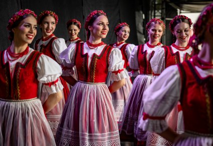 Osiem Artystek w kostiumach jurgowskich na scenie