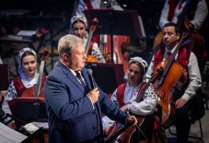 Zbliżenie na Dyrektora zespołu w trakcie przemowy