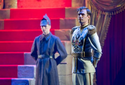 Na pierwszym planie postać Marszałka w tle postać Żołdaka