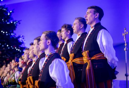 Widok boczny na Artystów Chóru w kostiumach łowickich