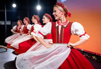 Pięć Artystek Baletu w kostiumach jurgowskich w trakcie wykonywania choreografii tanecznej