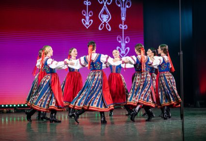 Na scenie Artystki w kostiumach spiskich w trakcie wykonywania choreografii tanecznej