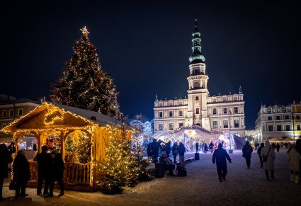 Widok na Starówkę w Zamościu. Na pierwszym planie szopka a w tle Ratusz
