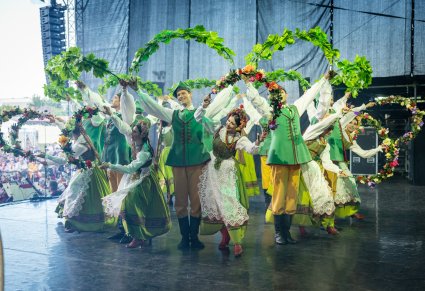 Tancerze baletu w kostiumach lubuskich, podczas lubuskiego winobrania