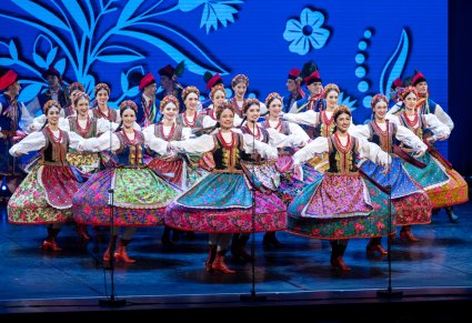 Artystki w kostiumach krakowskich podczas wykonywania choreografii tanecznej ba scenie