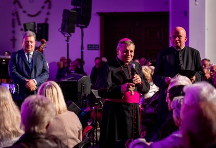 Zbliżenie na duchownego podczas przemowy