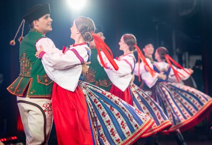 Zbliżenie na artystów w kostiumach spiskich podczas obrotów