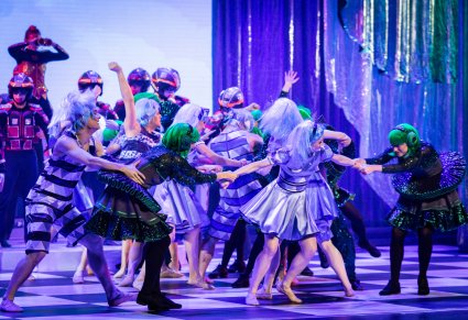 Postaci kwadratów, kół i trójkątów we wspólnej scenie kłótni. Kwadraty mają kolor czerwony, Koła mają kolor zielony, a trójkąty kolor niebieski