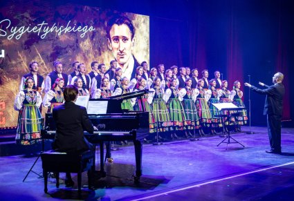 Dyrygent, chór i akompaniator podczas występu
