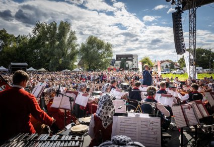 Widok na publiczność z perspektywy orkiestry, która również jest widoczna na zdjęciu