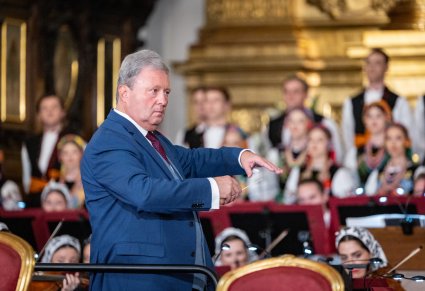 Zbliżenie na Dyrygenta - Dyrektora zespołu "Mazowsze"