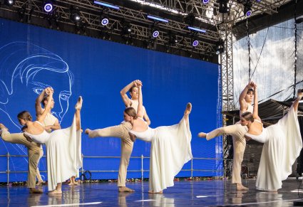 Trzy pary Artystów w kostiumach współczesnych podczas wykonywania choreografii tanecznej