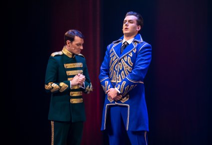 Na pierwszym planie postać Kanclerza a w tle postać Wielkiego Podskarbiego