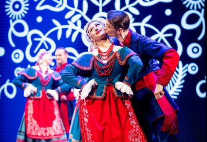 Para tancerzy w kostiumach kujawskich na scenie