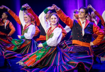 Zbliżenie na parę taneczną w kostiumach sannickich