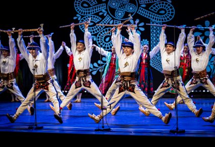 Tancerze w kostiumach podhalańskich w figurach tanecznych