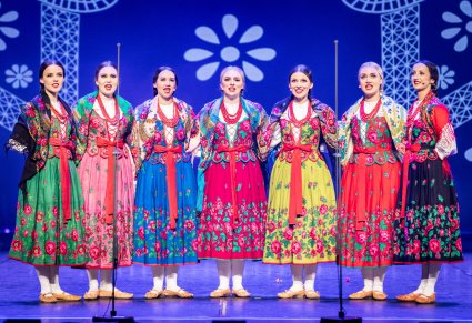 Artystki w kostiumach podhalańskich w trakcie wykonywania utworu