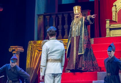 Na schodach postać Heroda, niżej dwóch Żołdaków idących w stronę Marszałka