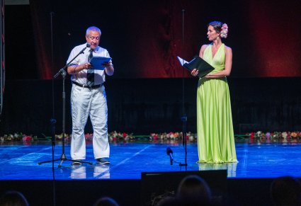 Przemowa do mikrofonu na scenie