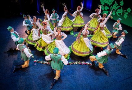 Artyści zespołu "Mazowsze" w kostiumach lubuskich w trakcie wykonywania choreografii tanecznej na scenie
