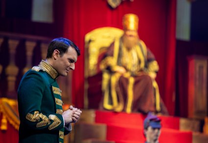 Na pierwszym planie postać Wielkiego Podskarbiego a w tle postać Heroda siedzącego na tronie