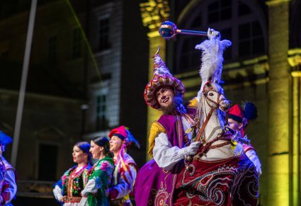 Na pierwszym planie Laikonik a za nim Artyści w kostiumach krakowskich