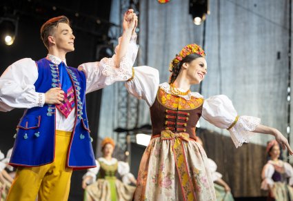 Para Artystów w kostiumach rozbarskich w trakcie wykonywania choreografii tanecznej