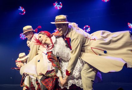 Zbliżenie na pary Artystów w kostiumach łańcuckich w trakcie wykonywania choreografii tanecznej