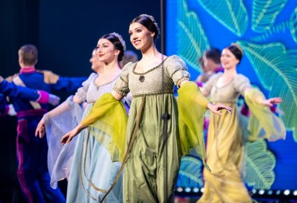 Zbliżenie na Artystki w kostiumach księstwa warszawskiego podczas wykonywania choreografii tanecznej