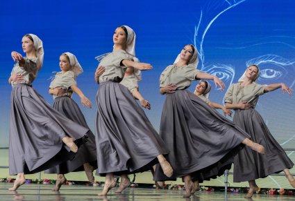 Grupa Artystów w kostiumach współczesnych podczas wykonywania choreografii tanecznej