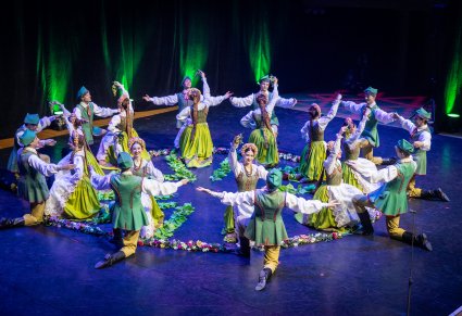 Artyści w kostiumach lubuskich podczas układu na scenie