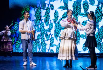 Główni bohaterowie spektaklu: Tomek i Agnieszka wraz z Artystką w kostiumie krzczonowskim (kostium w kolorze bieli, ślubny)