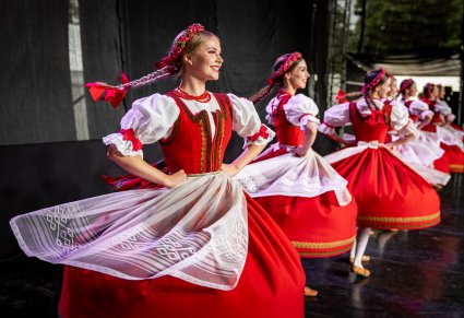 Artystki w kostiumach jurgowskich na scenie w trakcie obrotów/wykonywania choreografii tanecznej