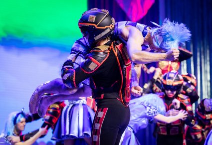 Na pierwszym planie kwadrat i trójkąt w scenie kłótni