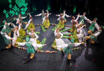 Artyści w kostiumach lubuskich podczas układu na scenie