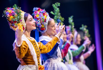Zbliżenie na Artystki w kostiumach bamberskich w trakcie wykonywania choreografii tanecznej
