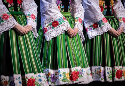 Zbliżenie na detale kostiumu kocierzewskiego damskiego