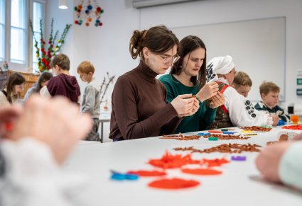 Uczestnicy warsztatów rękodzielniczych